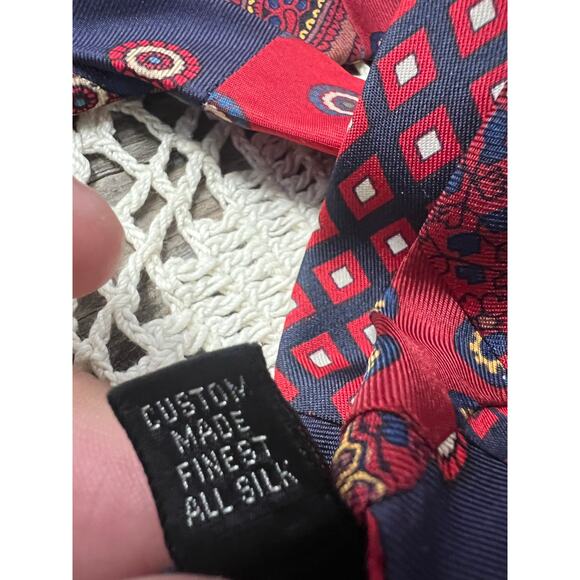 Vintage RARE custom made all silk Robert Talbots tie red blue quilt pattern - Picture 4 of 4